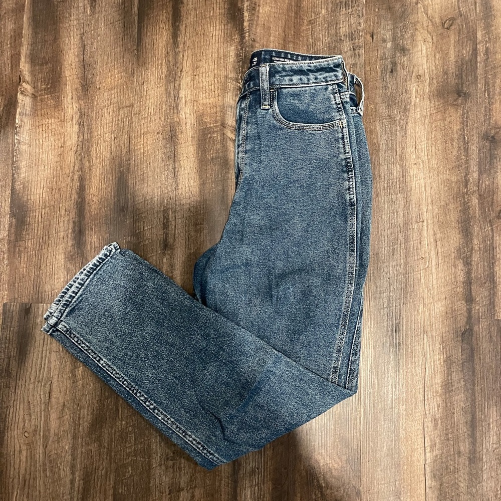 Hollister Ultra High Rise Dark Wash Mom Jeans Size 3R
